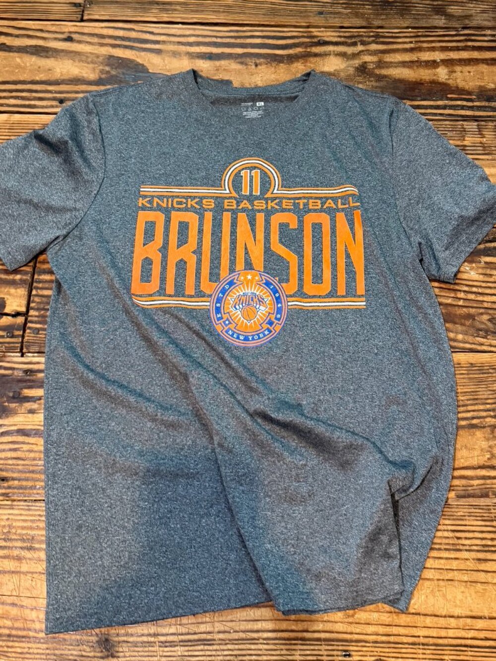 Jalen Brunson #11 Knicks Basketball Team T-Shirt Mens Size XL Gray / Orange NWOT